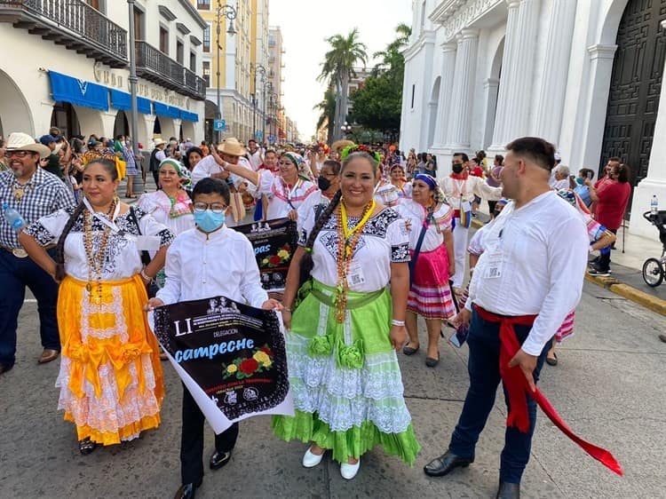 Realizan desfile de trajes típicos de México en el centro de Veracruz(+video)