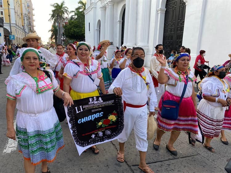 Realizan desfile de trajes típicos de México en el centro de Veracruz(+video)