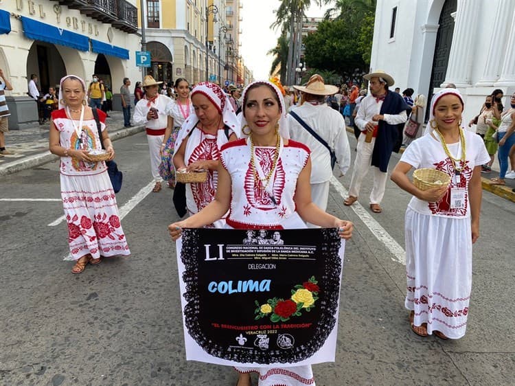 Realizan desfile de trajes típicos de México en el centro de Veracruz(+video)