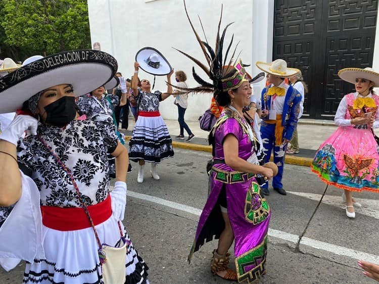 Realizan desfile de trajes típicos de México en el centro de Veracruz(+video)