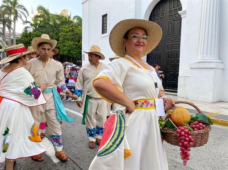 Realizan desfile de trajes típicos de México en el centro de Veracruz(+video)