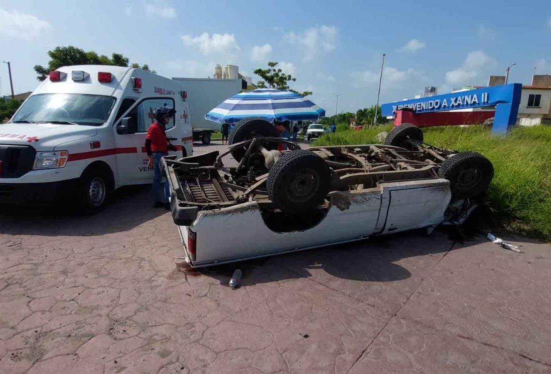 Vuelca camioneta por ir a exceso de velocidad en fraccionamiento de Veracruz