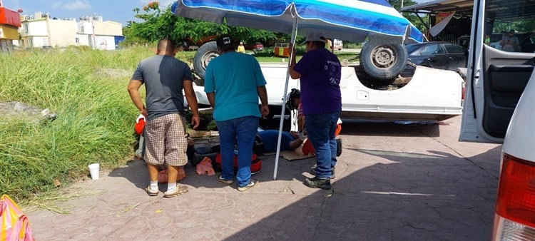 Vuelca camioneta por ir a exceso de velocidad en fraccionamiento de Veracruz