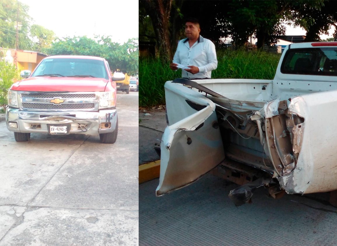 Chocan dos camionetas en Tierra Blanca; no hubo lesionados, solo daños materiales