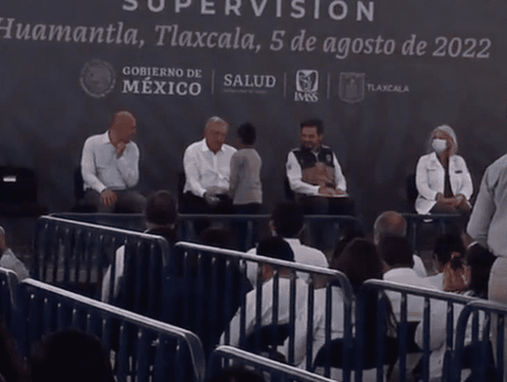 (+Video) Saque a mi papá de prisión, niño entrega carta a AMLO en Tlaxcala