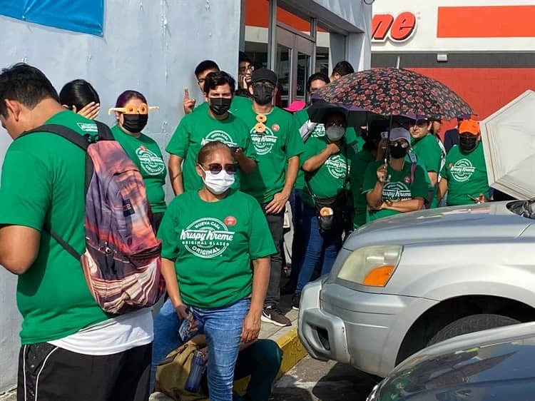 Largas filas en apertura de Krispy Kreme en zona norte del municipio de Veracruz