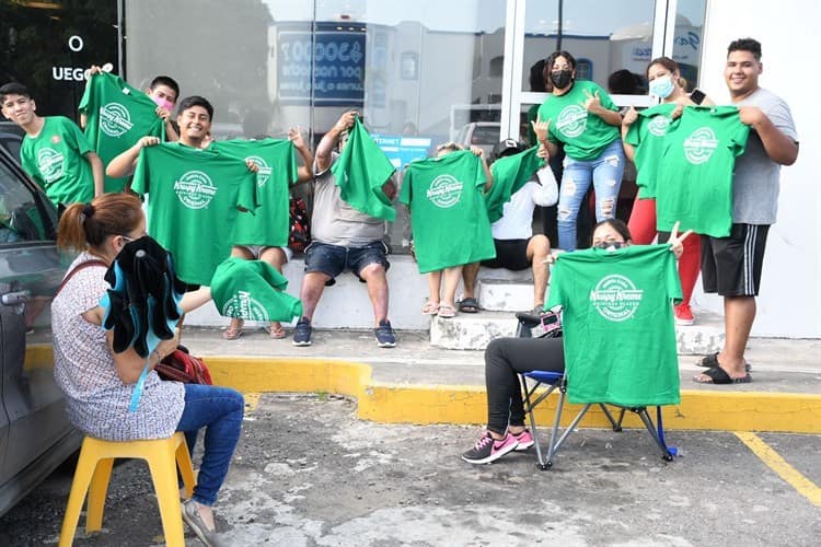 Largas filas en apertura de Krispy Kreme en zona norte del municipio de Veracruz