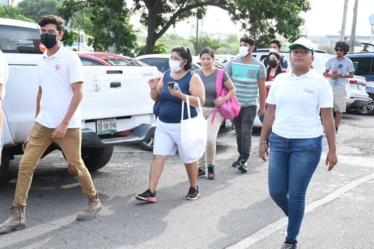 Largas filas en apertura de Krispy Kreme en zona norte del municipio de Veracruz