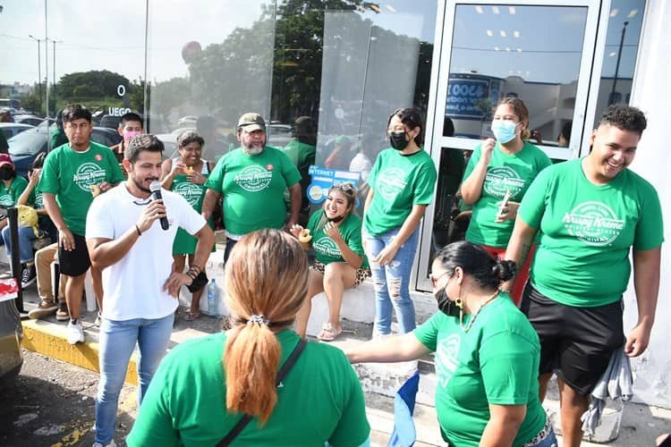 Largas filas en apertura de Krispy Kreme en zona norte del municipio de Veracruz