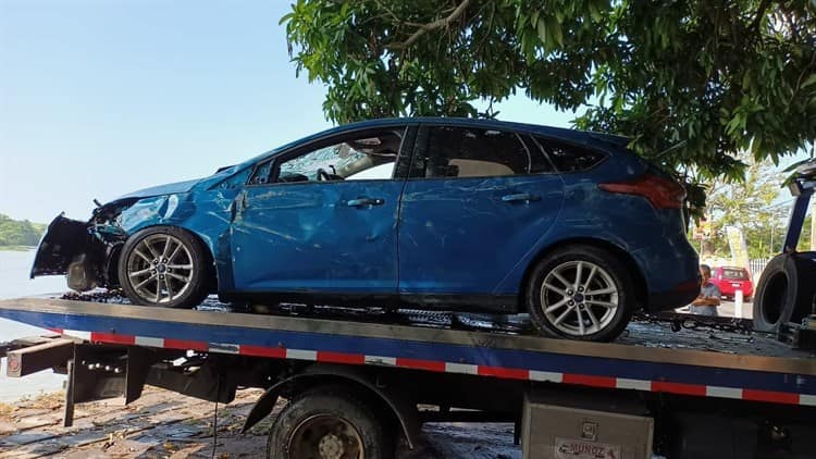 Auto cae a un río en carretera de Playa de Vacas, Veracruz