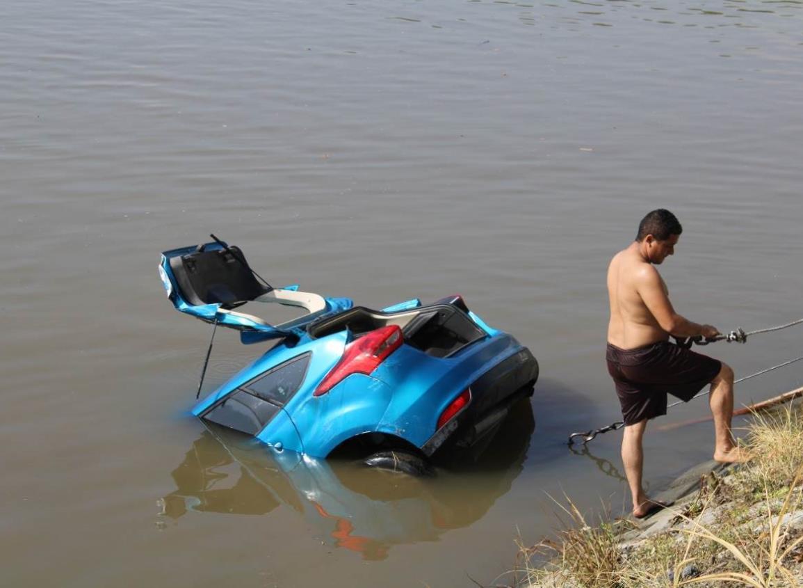 Auto cae a un río en carretera de Playa de Vacas, Veracruz