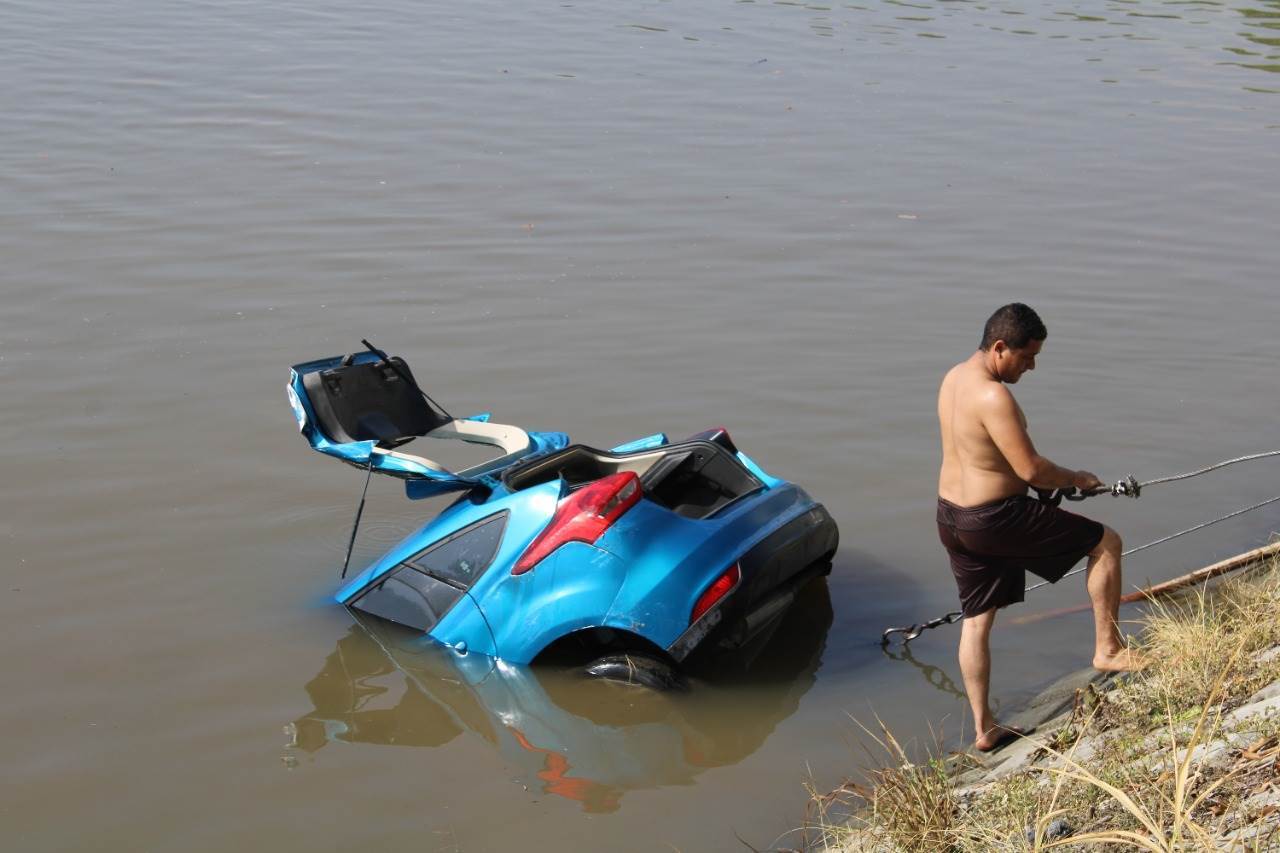 Auto cae a un río en carretera de Playa de Vacas, Veracruz