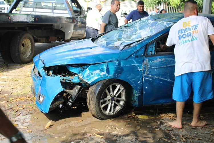 Auto cae a un río en carretera de Playa de Vacas, Veracruz