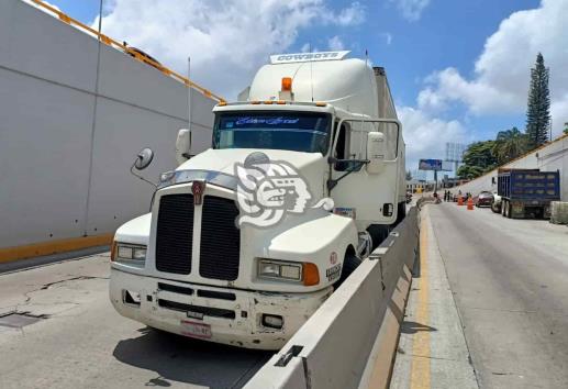 En Xalapa, tráiler provoca caos en distribuidor vial Araucarias