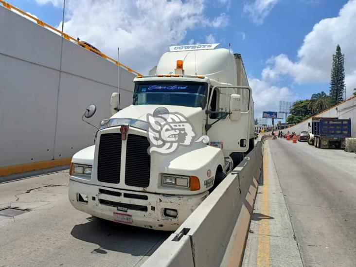 En Xalapa, tráiler provoca caos en distribuidor vial Araucarias