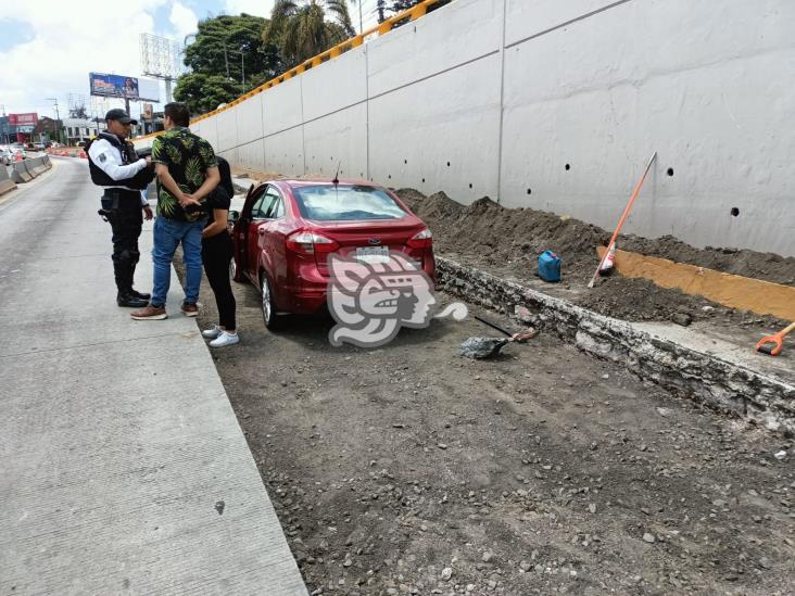 En Xalapa, tráiler provoca caos en distribuidor vial Araucarias