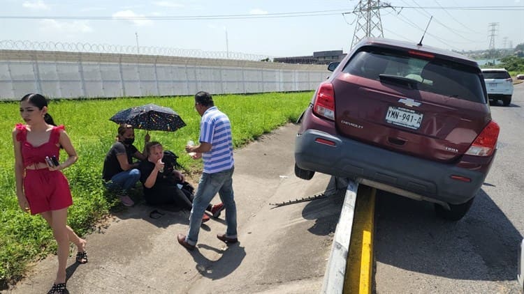 ¡Por descuido! Conductora termina sobre barra metálica de puente en Veracruz