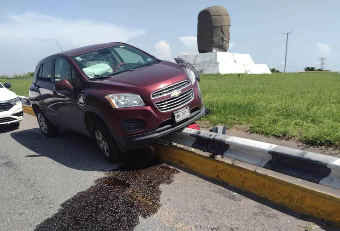 ¡Por descuido! Conductora termina sobre barra metálica de puente en Veracruz