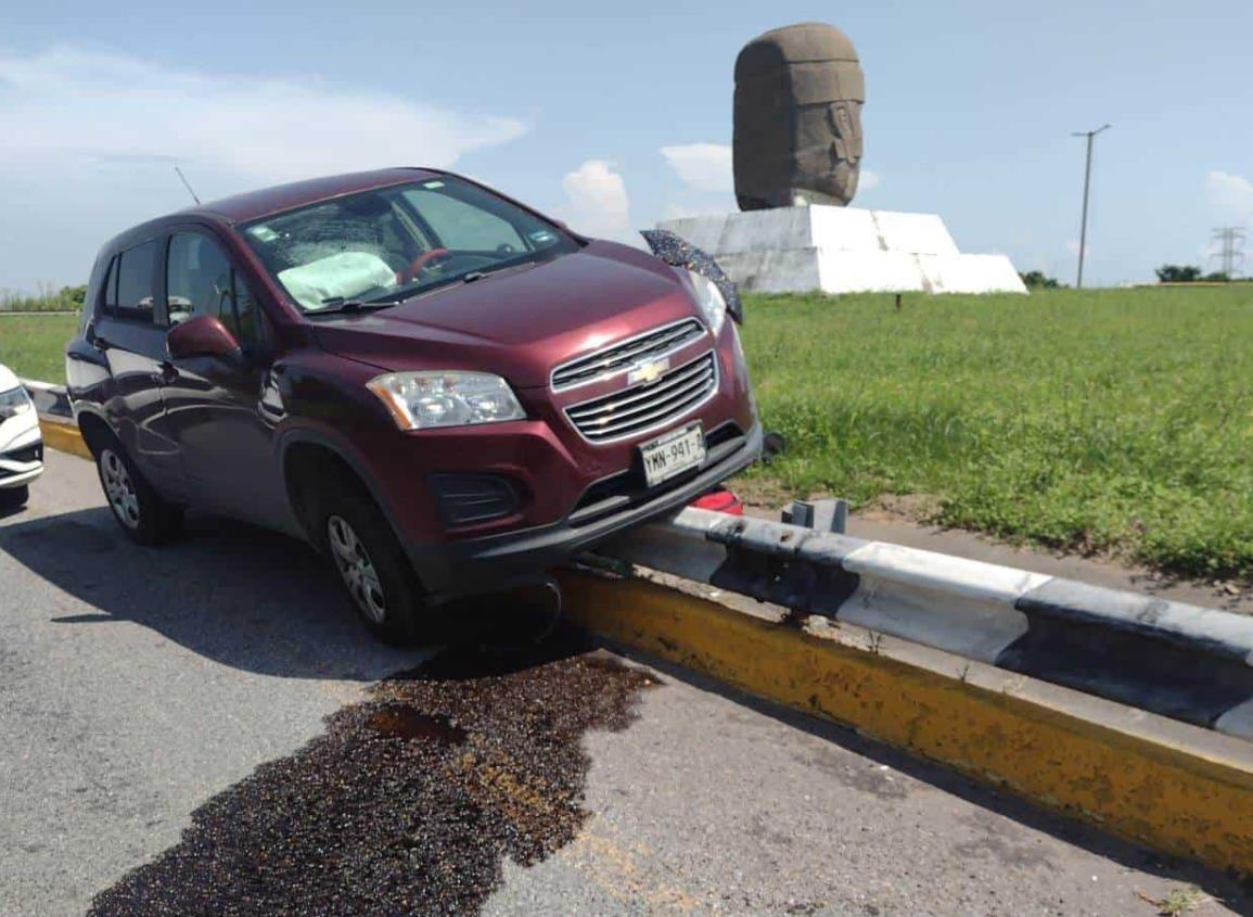 ¡Por descuido! Conductora termina sobre barra metálica de puente en Veracruz