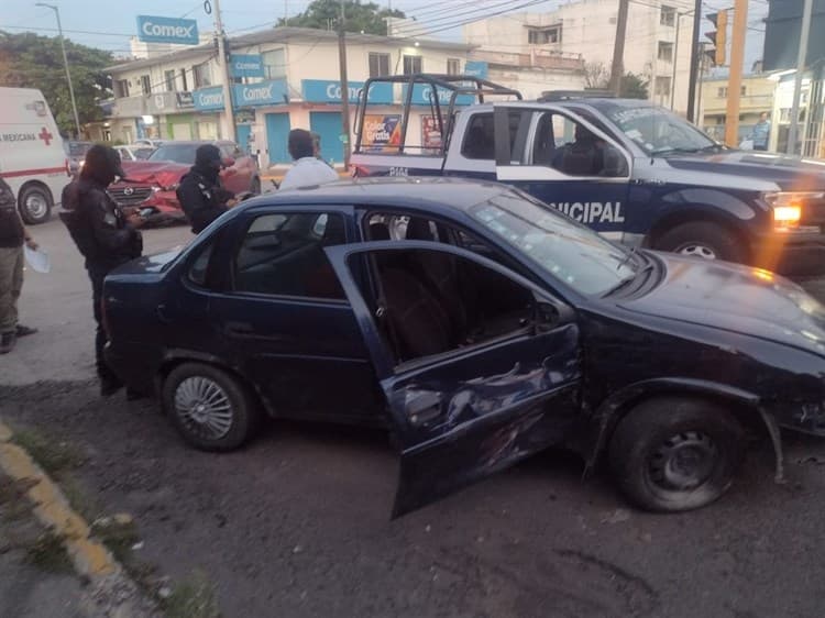 Camioneta choca con un automóvil en calles de Veracruz(+video)