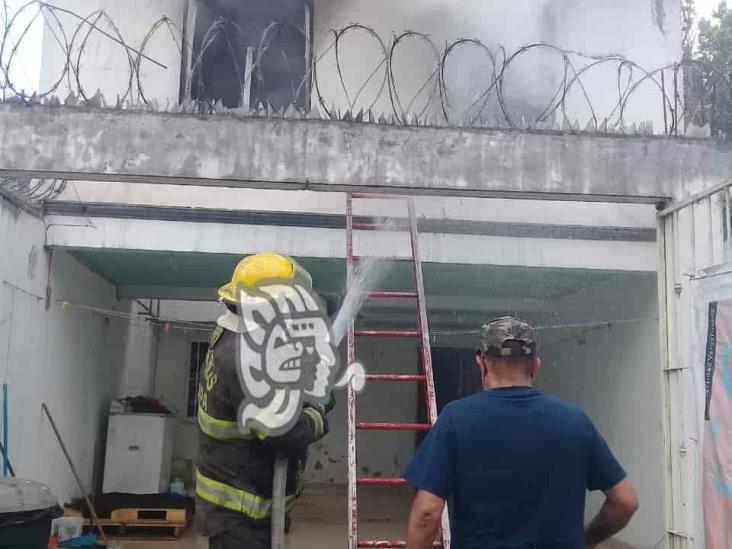 Entre la vida y la muerte, hombre electrocutado en auditorio municipal de Amatlán