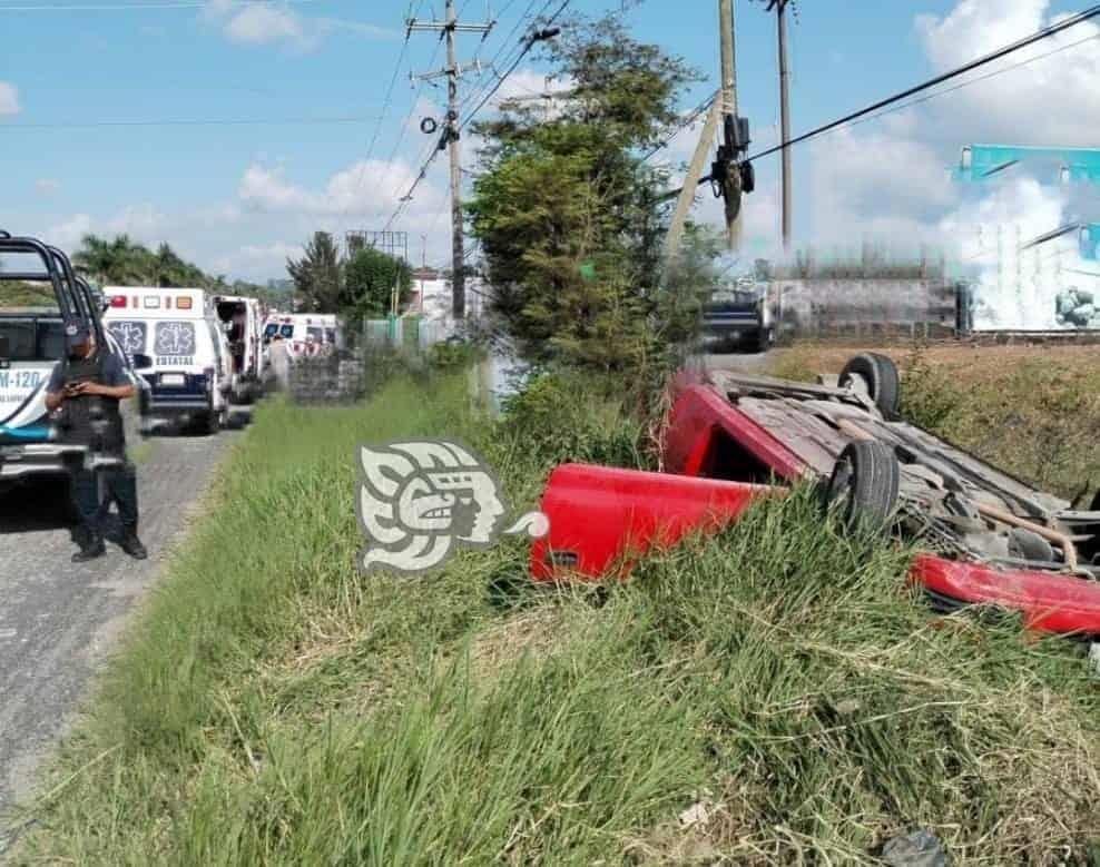 Una lesionada dejó aparatosa volcadura de automóvil en Emiliano Zapata