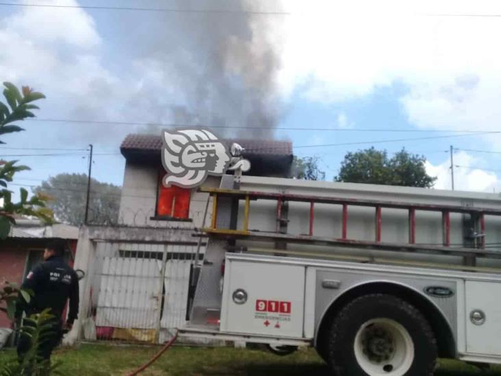 Incendio en colonia Revolución de Xalapa deja daños materiales