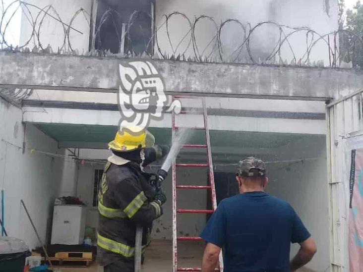 Incendio en colonia Revolución de Xalapa deja daños materiales