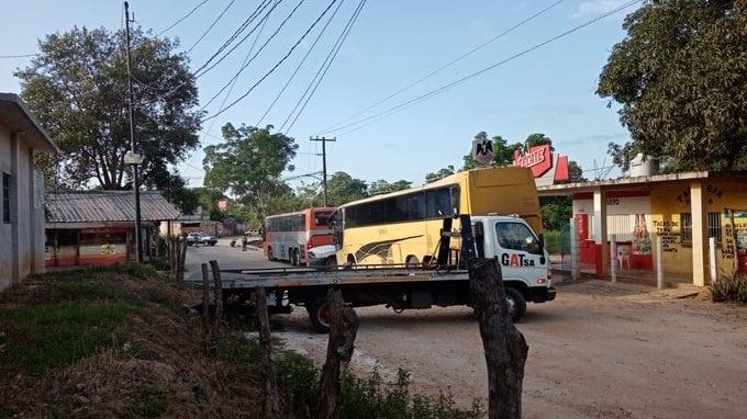 80 migrantes fueron asegurados en Acayucan, iban en dos camiones turísticos