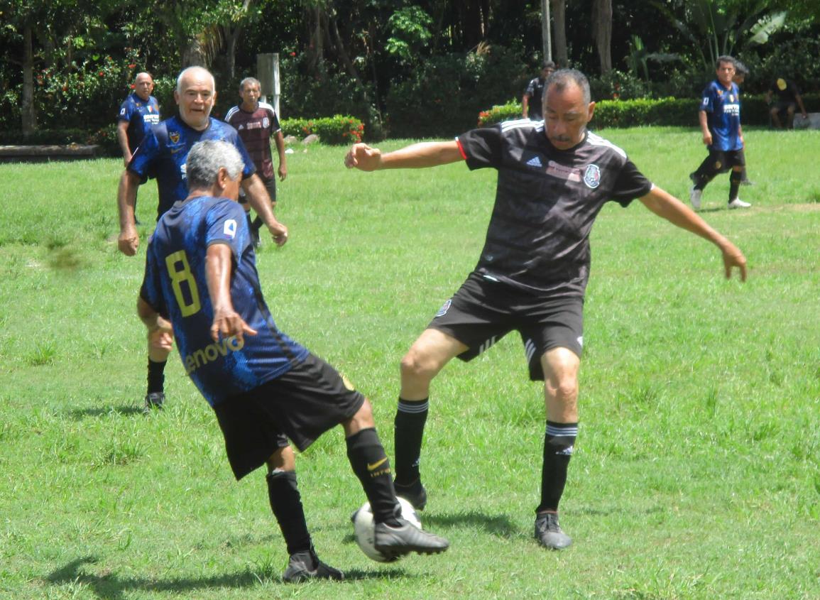 Veteranos Coatza vence a Tracto Camiones en feria de goles