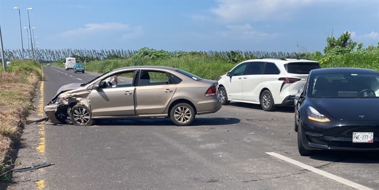 Aparatoso accidente en la carretera federal Boca del Río – Paso del Toro