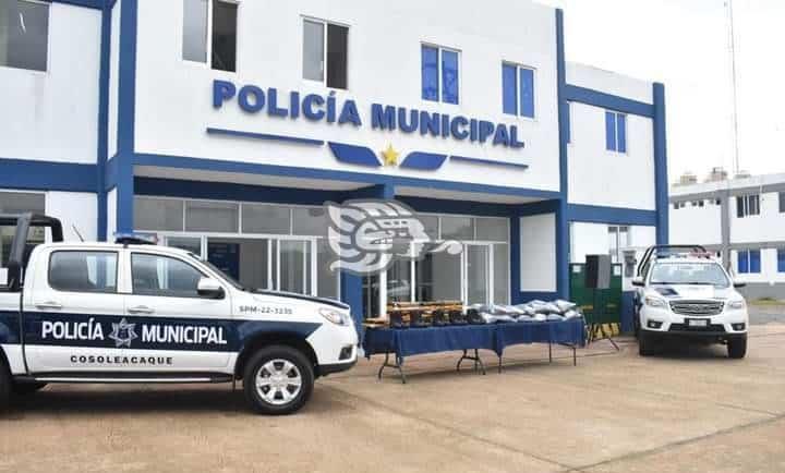 Policías municipales recibieron dotación de uniformes y dos patrullas