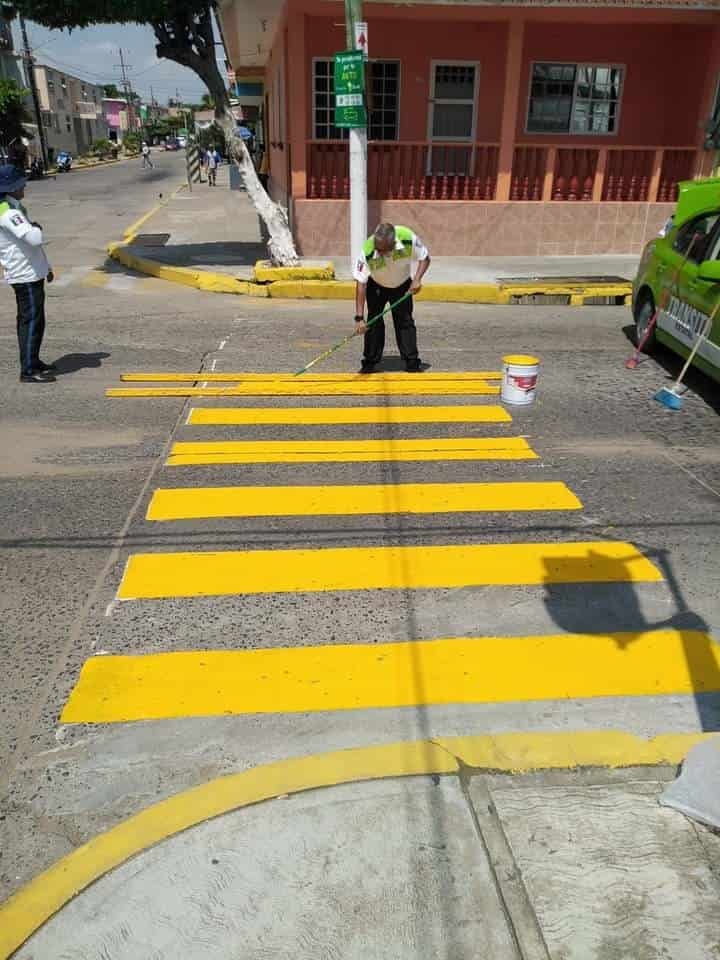 Realizan trabajos de balizado en calles en Alvarado