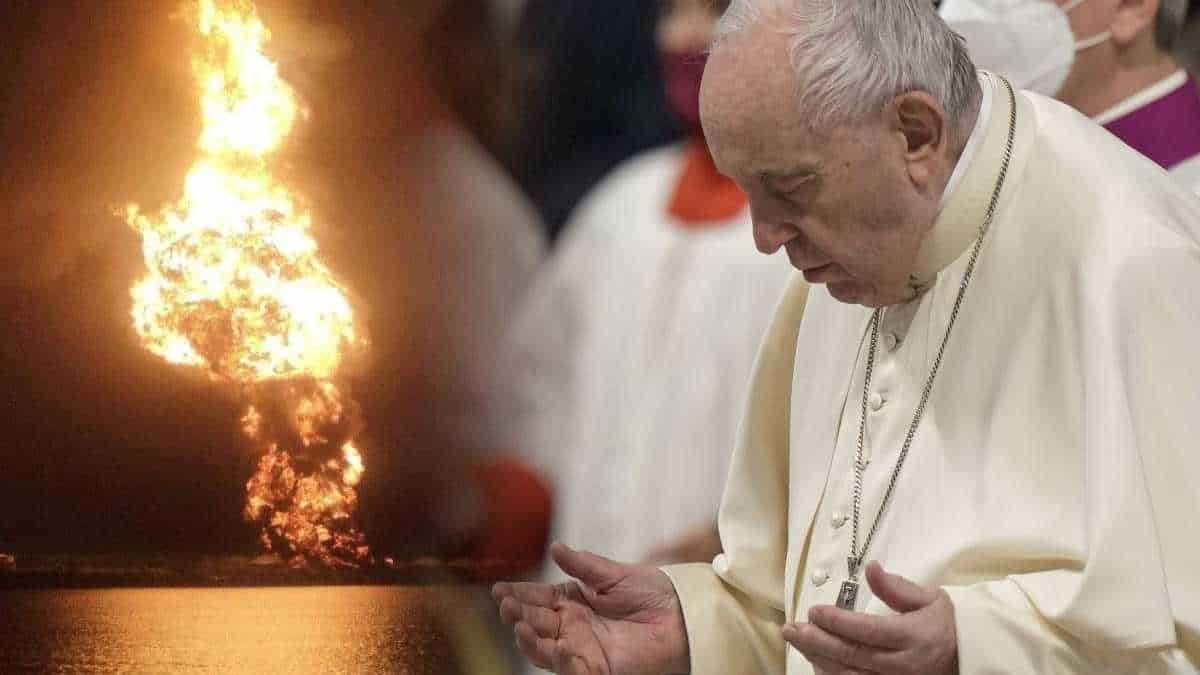 Papa Francisco realiza oración por el incendio en planta de petróleo en Cuba