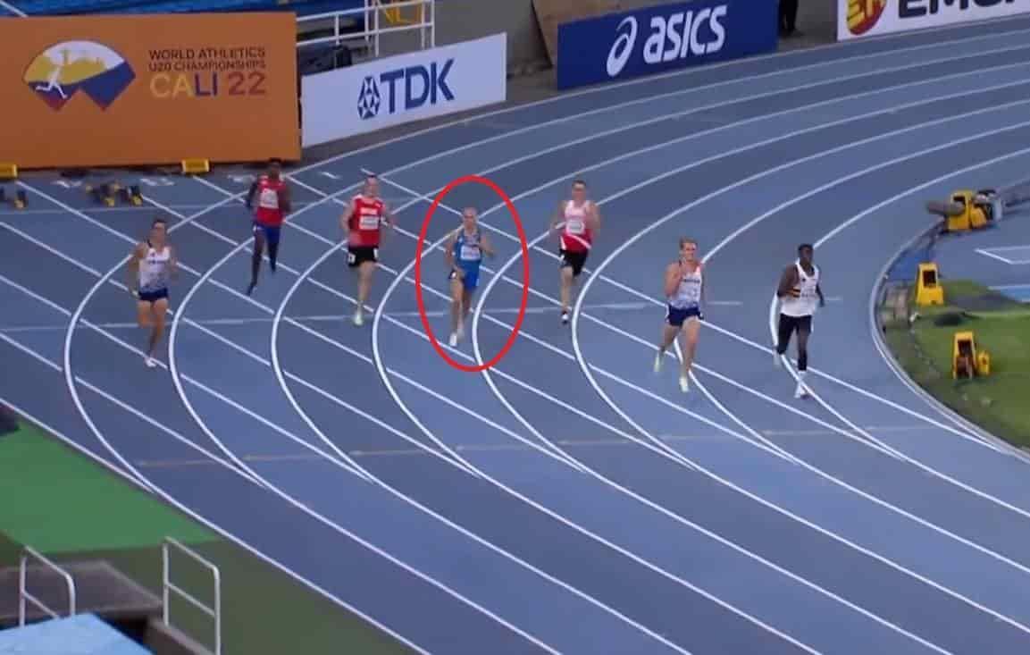 Por una cabeza; ‘pequeño’ accidente evita que este atleta gane una medalla (+Video)