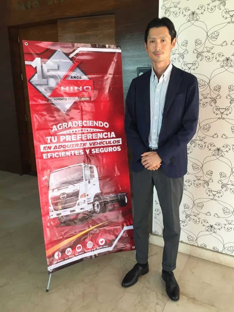 José Álvarez, Director de Operaciones de la marca Hino ofrece brindis conmemorativo.