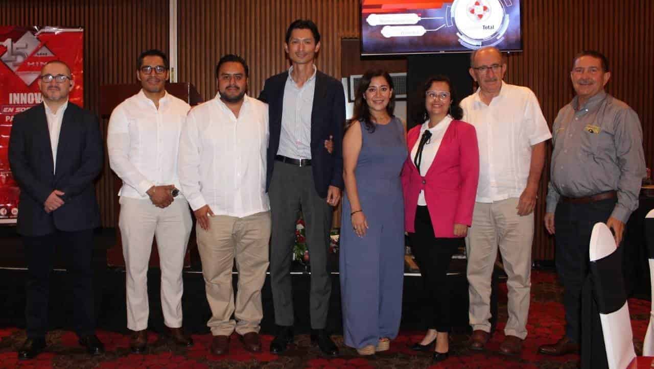 José Álvarez, Director de Operaciones de la marca Hino ofrece brindis conmemorativo.