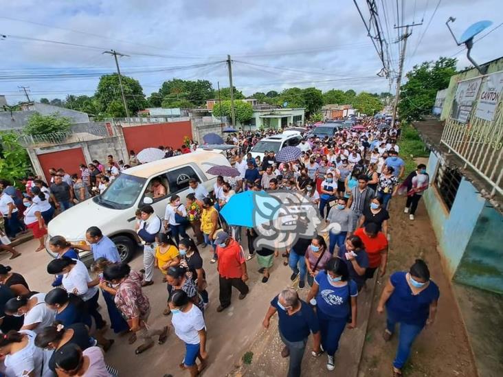 Entre llantos y consternación sepultan a fallecidos de la autopista