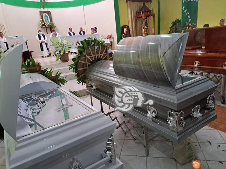 Entre llantos y consternación sepultan a fallecidos de la autopista