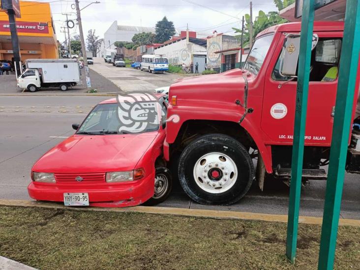 Volteo se lleva de corbata otro auto en avenida de Xalapa