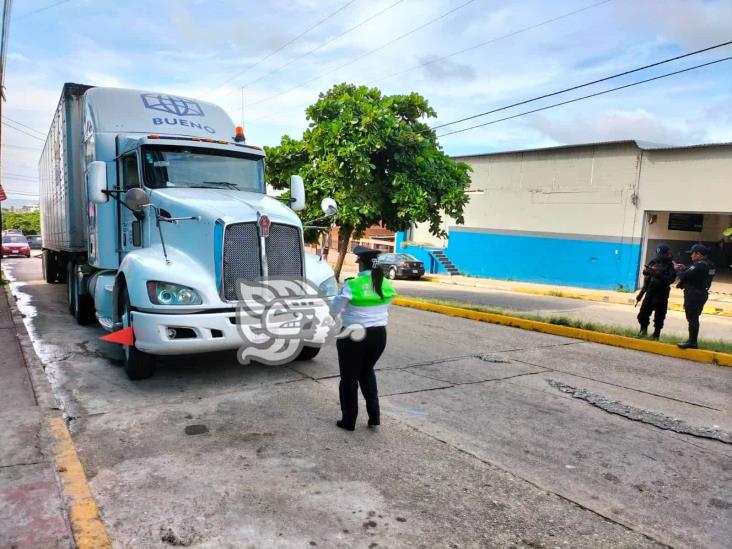 (+Video) Trailero detenido tras causar destrozos en colonias de Coatzacoalcos
