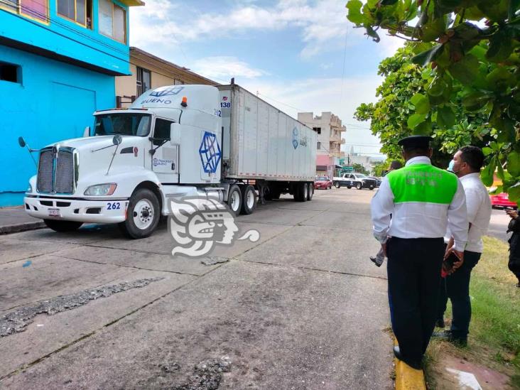 (+Video) Trailero detenido tras causar destrozos en colonias de Coatzacoalcos
