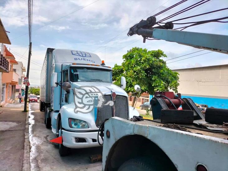 (+Video) Trailero detenido tras causar destrozos en colonias de Coatzacoalcos