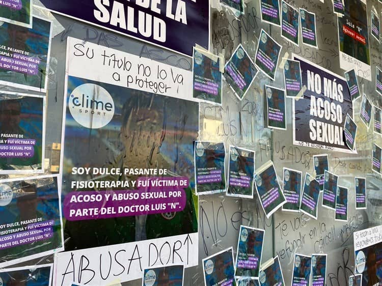Se manifiestan en clínica del doctor que fue señalado de acoso sexual en Boca del Río