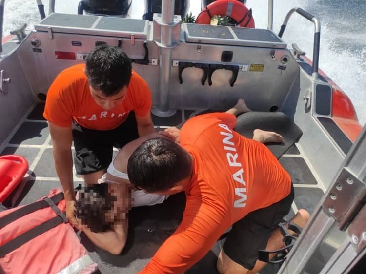 Semar rescata a persona inconsciente en una embarcación en el puerto de Veracruz