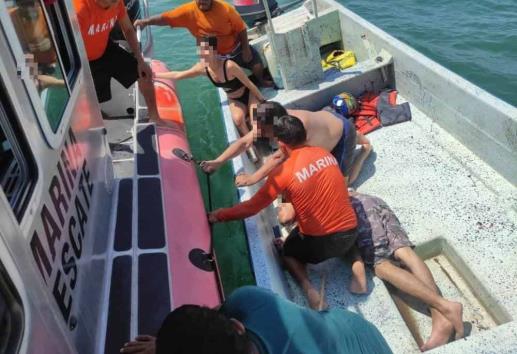 Semar rescata a persona inconsciente en una embarcación en el puerto de Veracruz