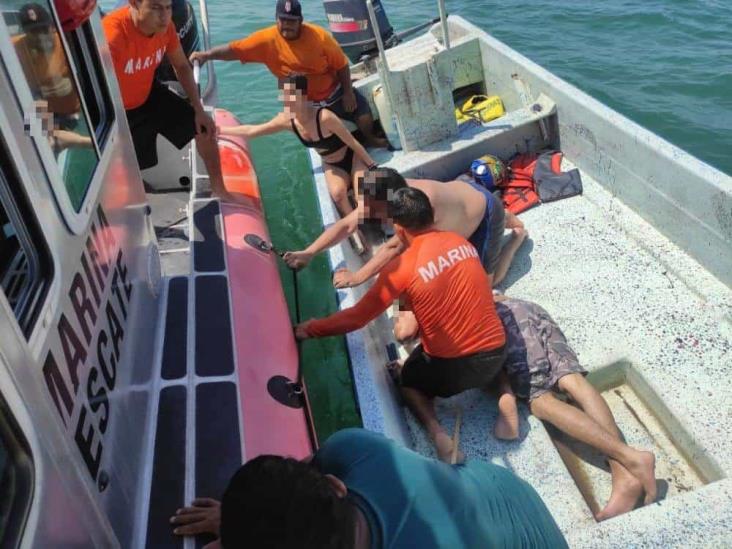 Semar rescata a persona inconsciente en una embarcación en el puerto de Veracruz