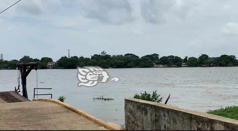 Localizan cadáver flotando en aguas del río Coatzacoalcos