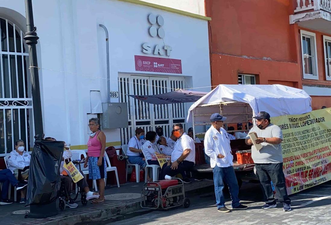 Exportuarios se plantan afuera del SAT Veracruz (+Video)