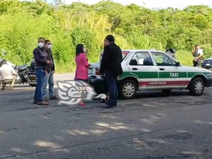 Policía Vial motorizado choca contra un taxi en el libramiento de Coatepec